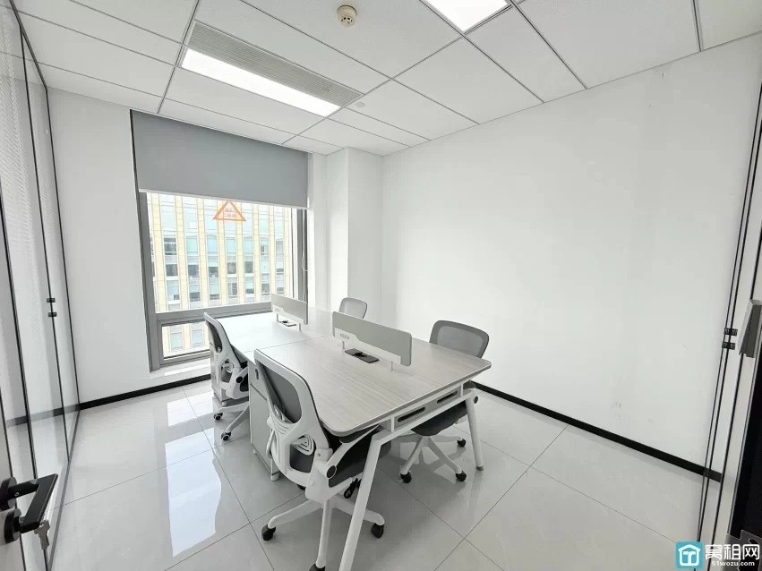 宁波智慧园 面积：185平 价格：9000元/月 朝向：东南三个隔间