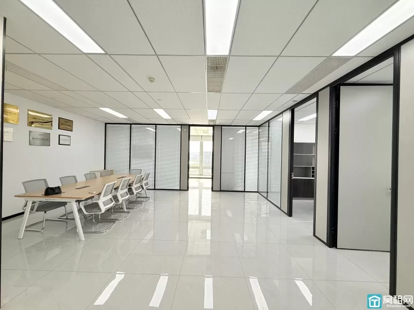 宁波智慧园 面积：185平 价格：9000元/月 朝向：东南三个隔间