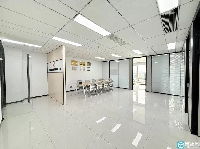 宁波智慧园 面积：185平 价格：9000元/月 朝向：东南三个隔间