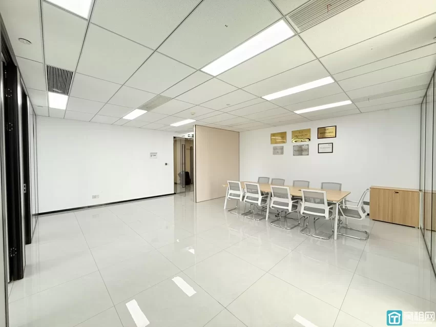 宁波智慧园 面积：185平 价格：9000元/月 朝向：东南三个隔间