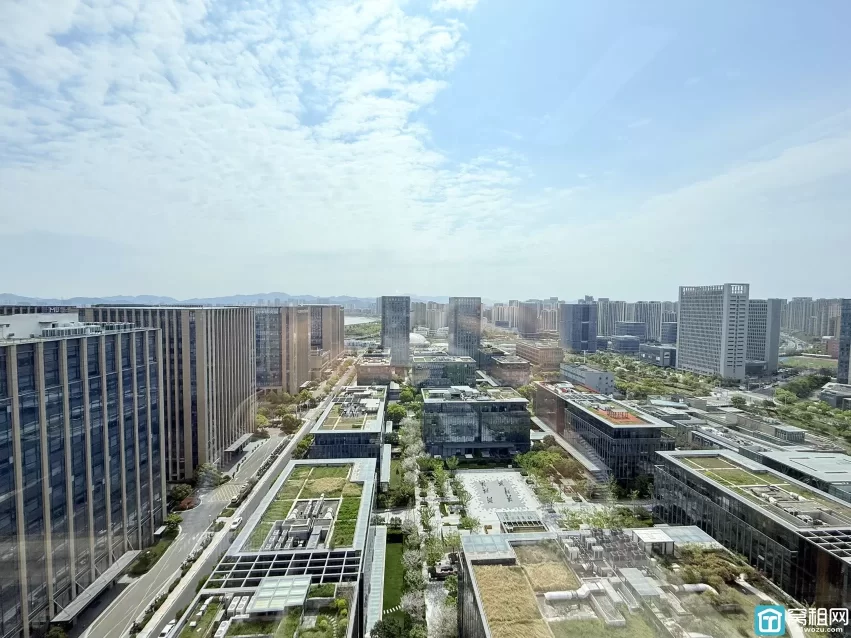 宁波智慧园 面积：185平 价格：9000元/月 朝向：东南三个隔间