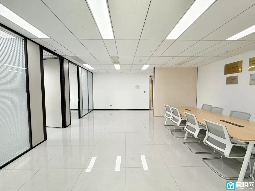 宁波智慧园 面积：185平 价格：9000元/月 朝向：东南三个隔间