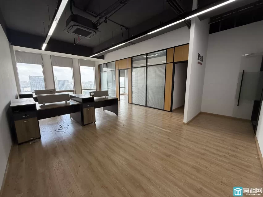 宁波高新区地铁口深蓝大厦110平，租金1.45元一平出租