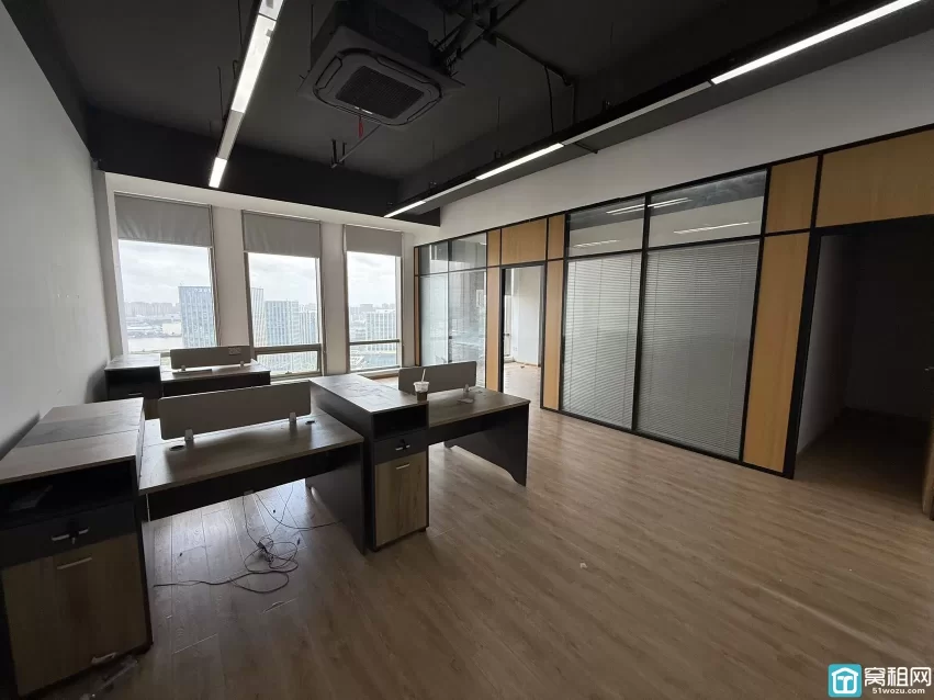 宁波高新区地铁口深蓝大厦110平，租金1.45元一平出租