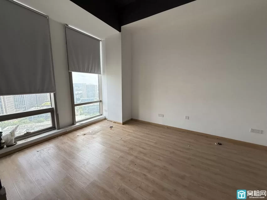 宁波高新区地铁口深蓝大厦110平，租金1.45元一平出租