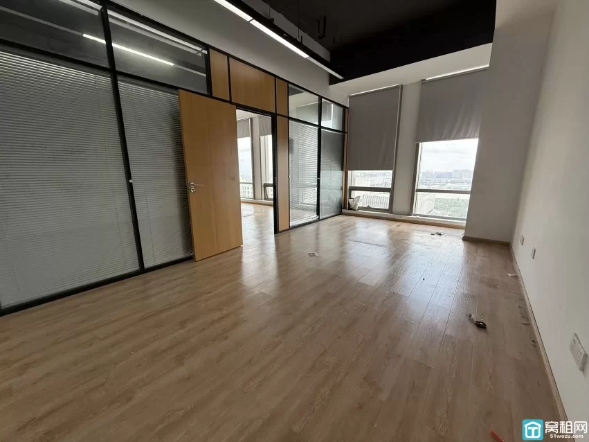 宁波高新区地铁口深蓝大厦110平，租金1.45元一平出租