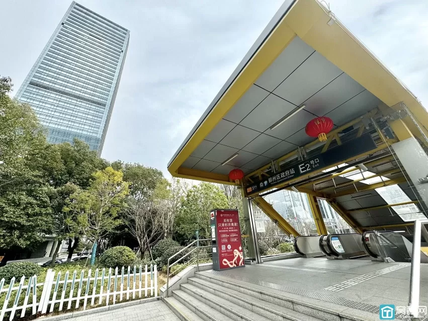 宁波南苑环球酒店办公楼88平米朝北办公室出租5800元/月精装修