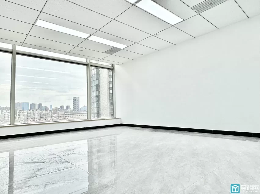 宁波南苑环球酒店办公楼88平米朝北办公室出租5800元/月精装修