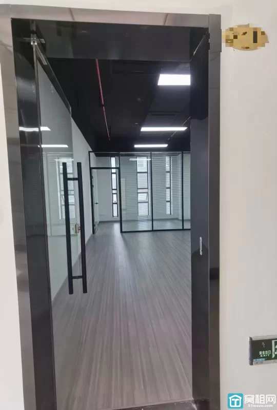 宁波南部商务区健宸大厦69平方朝南2680元/月/含税开票，包物业费