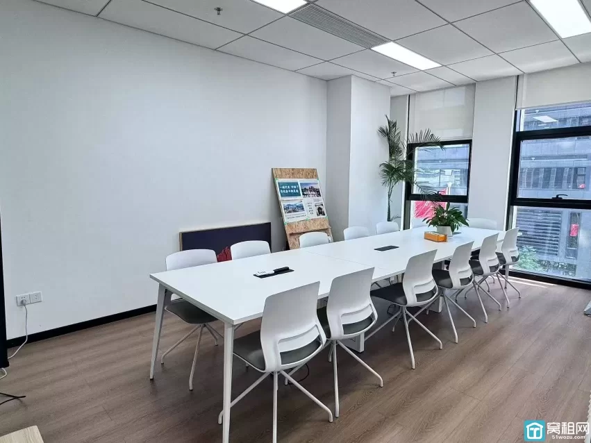 宁波东部新城城投大厦230平，东南朝向，现代化原木风的装修风格，办公