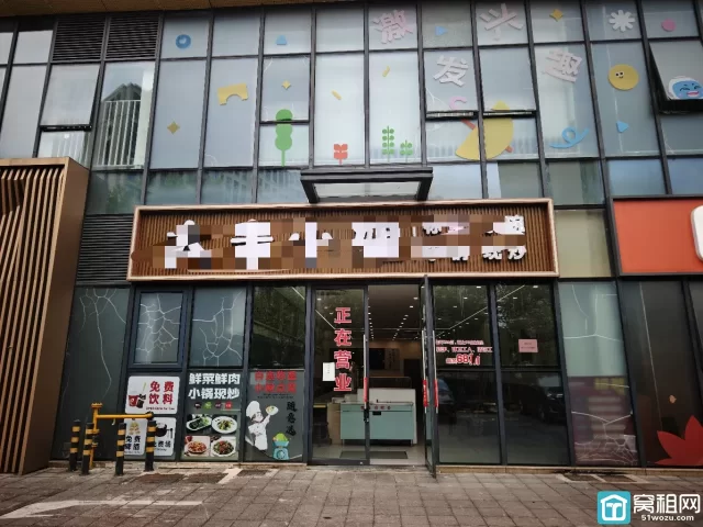 镇海萌恒大厦商铺出租322平沿街商铺，单价2.6元，有天然气可做餐饮