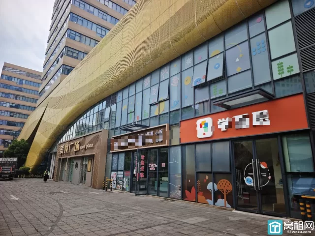 镇海萌恒大厦商铺出租322平沿街商铺，单价2.6元，有天然气可做餐饮