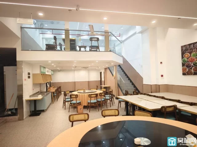 镇海萌恒大厦商铺出租322平沿街商铺，单价2.6元，有天然气可做餐饮