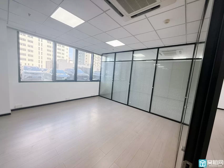 宁波潘火地铁口和荣大厦224方，年租金120800元，有3个隔间办公区