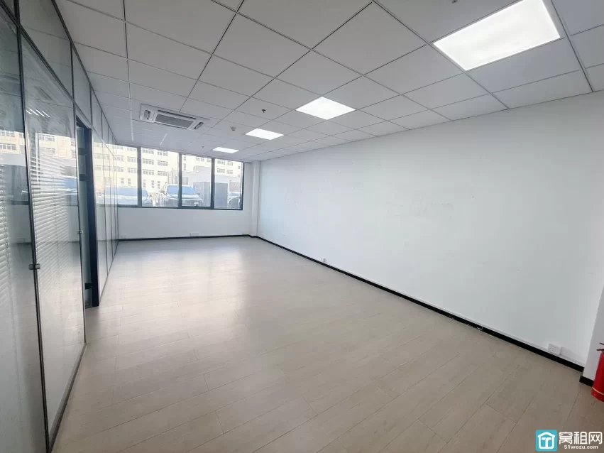 宁波潘火地铁口和荣大厦224方，年租金120800元，有3个隔间办公区