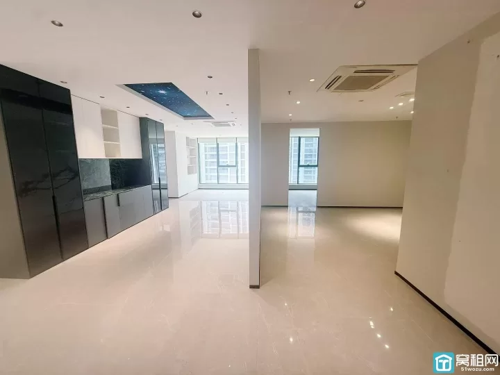 鄞州区迪卡侬附近和荣大厦126方，单价1.59元，年租金73124元。朝南。装修干净整洁。