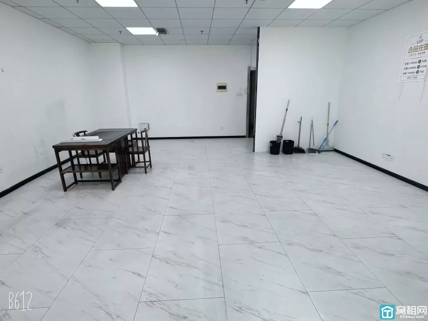 江厦公园浦发银行隔壁江厦银座100平方朝东,带两个隔间.空调独立24小时控制(图3) 江厦公园浦发银行隔壁江厦银座100平方朝东,带两个隔间.空调独立24小时控制(图3)