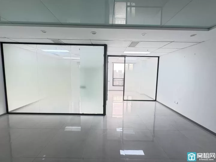 鄞州区百丈路上东国际2号楼面积70平朝南可配家具出租