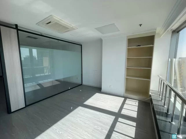宁波天一广场三江口华联大厦56平1700元/月，创业型办公房，朝南阳光房