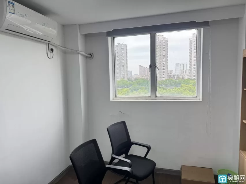 宁波海曙区新景江大厦出租38平带家具办公室，可看江景，可注册可