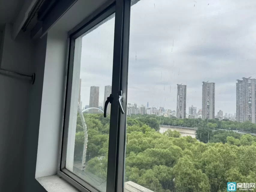 宁波海曙区新景江大厦出租38平带家具办公室，可看江景，可注册可