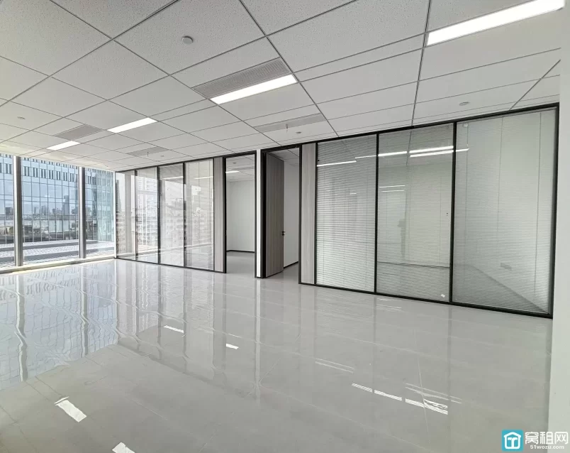宁波鄞州区新世界·宁云中心建筑面积：333.41平租金：2.2元/平/天 朝向：东南办公室出租