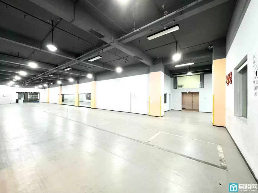 万达旁地铁口附近联安环球中心大厦面积633平大通间单价1.25元出租(图4) 万达旁地铁口附近联安环球中心大厦面积633平大通间单价1.25元出租(图4)