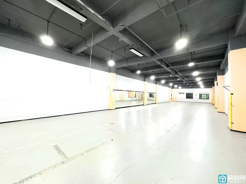 万达旁地铁口附近联安环球中心大厦面积633平大通间单价1.25元出租(图5) 万达旁地铁口附近联安环球中心大厦面积633平大通间单价1.25元出租(图5)
