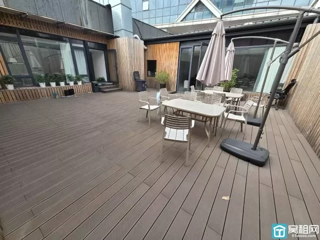 钱湖天地会所出租 300平有厨房，带100平露台 房租➕物业30万/年