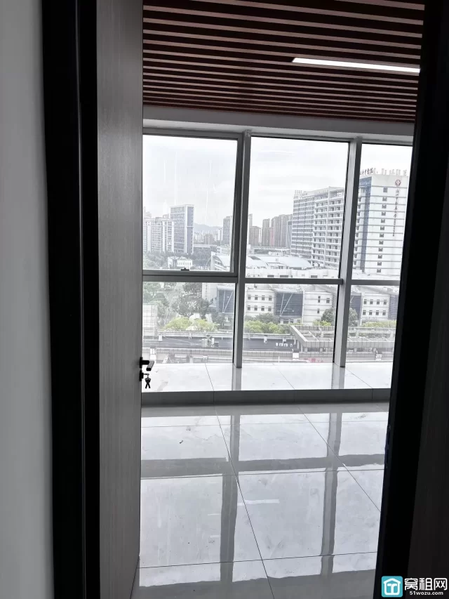 宁波恒茂大厦50平 1+1格局 租金2000元一个月