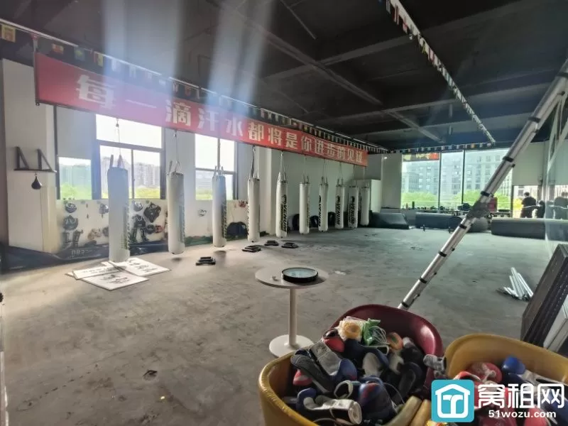 宁波汇亚国际大厦隔壁城市广场335.36平拳击馆装修带露台，适合做教培出租
