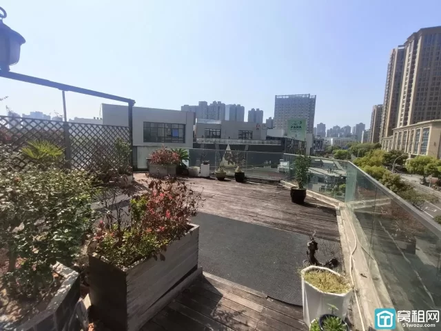 宁波鄞州区印象城附近联安环球中心295平三个隔间免费送露台租金单价 1.6 元含税