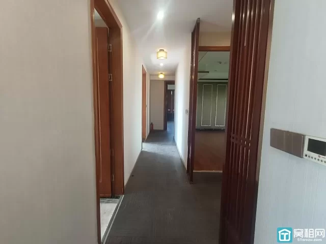 宁波鄞州区印象城附近联安环球中心295平三个隔间免费送露台租金单价 1.6 元含税