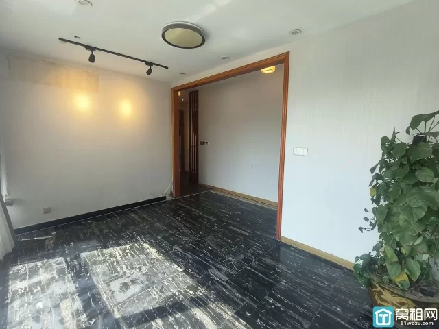 宁波鄞州区印象城附近联安环球中心295平三个隔间免费送露台租金单价 1.6 元含税