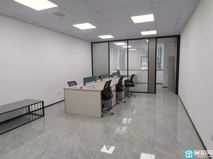 南部商务区地铁口位置 广博丽景80平朝南 精装带家具 3200/月