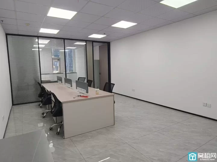 南部商务区地铁口位置 广博丽景80平朝南 精装带家具 3200/月