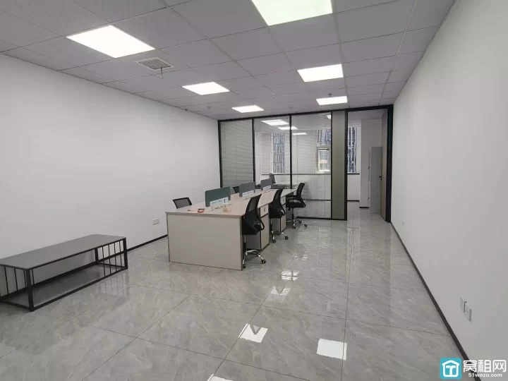 南部商务区地铁口位置 广博丽景80平朝南 精装带家具 3200/月