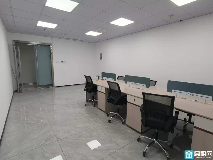 南部商务区地铁口位置 广博丽景80平朝南 精装带家具 3200/月