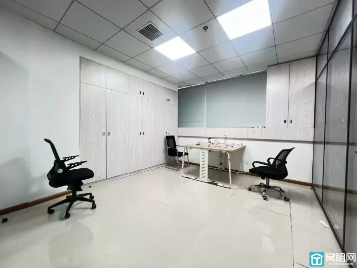 宁波南部商务区水街办公楼出租面积135平，4个隔间带部分家具