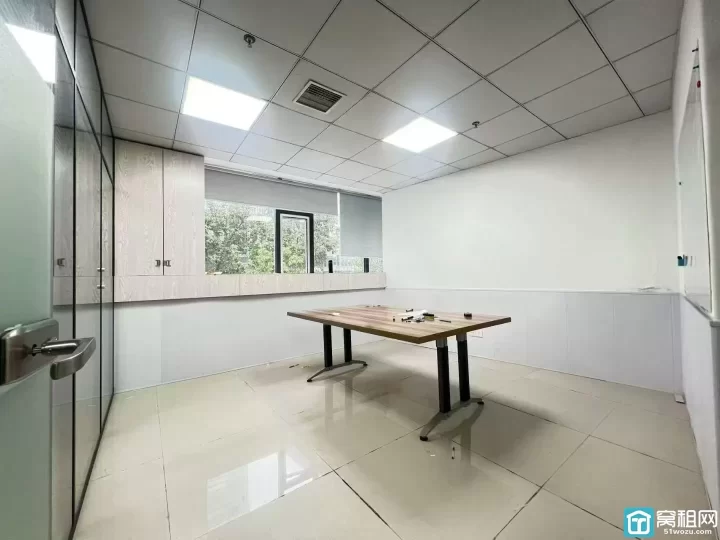 宁波南部商务区水街办公楼出租面积135平，4个隔间带部分家具