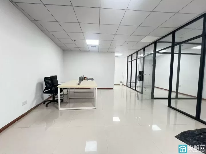 宁波南部商务区水街办公楼出租面积135平，4个隔间带部分家具