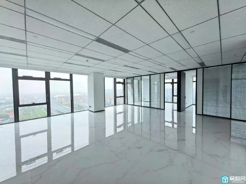 江北宝龙中心面积220平租金：10000元/月
