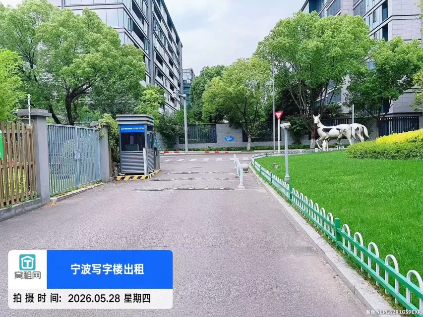 东部新城八骏湾停车包月多少？