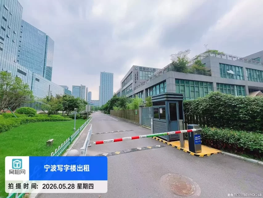 东部新城八骏湾停车包月多少？