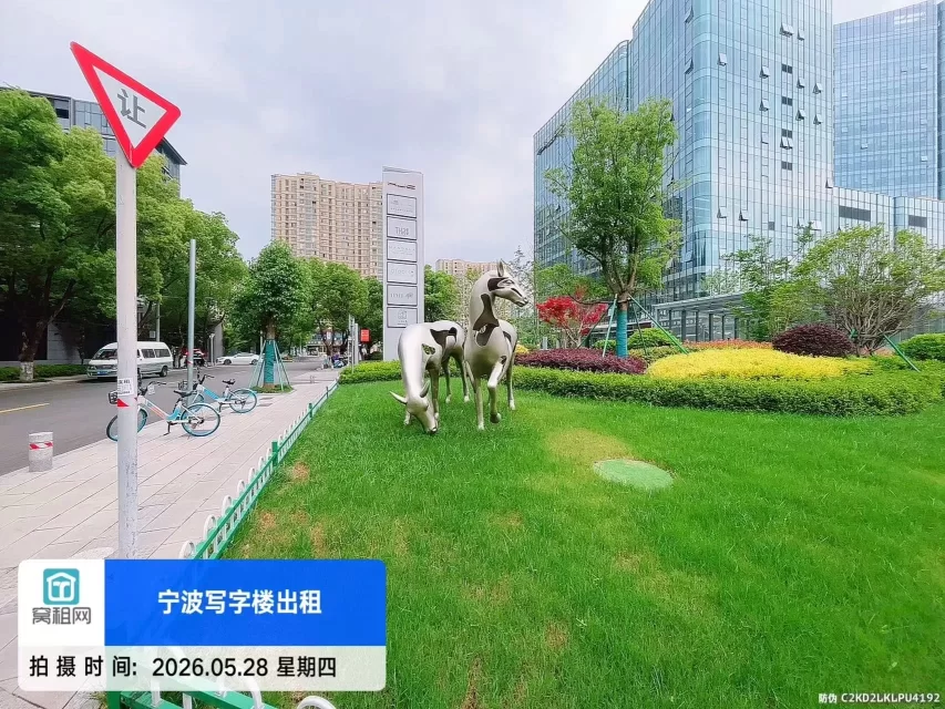 东部新城八骏湾停车包月多少？