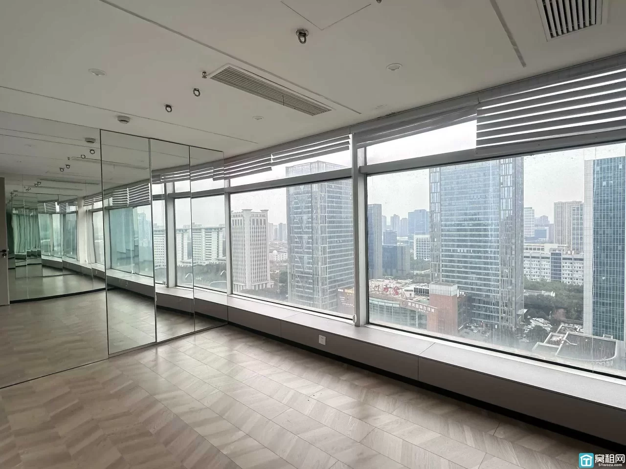 鄞州万达南苑环球豪华工作室直租154平西南朝向，独立淋浴卫生间出租