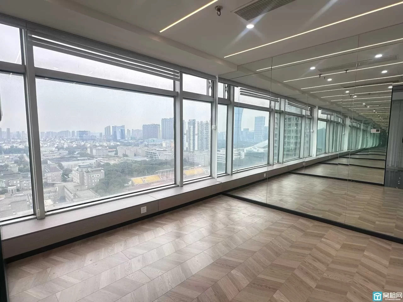 鄞州万达南苑环球豪华工作室直租154平西南朝向，独立淋浴卫生间出租