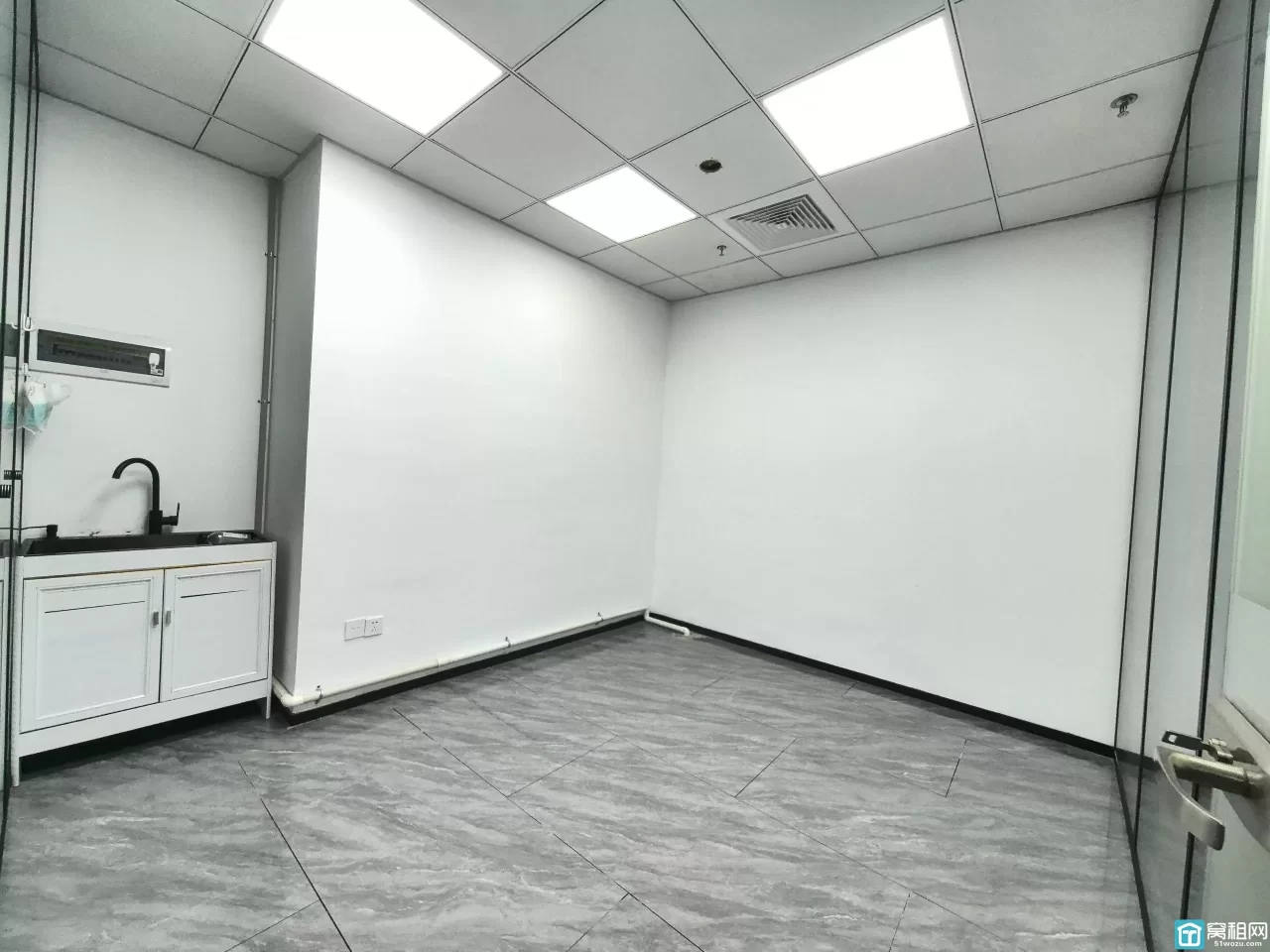宁波东部新城新府银座100平精装修+2隔间＋室内带水源出租