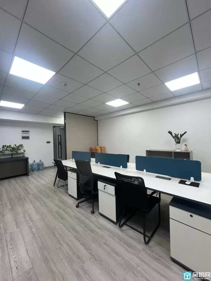 宁波海曙区凯悦商务大厦出租 朝东 面积92平方 2➕1格局 全套家具