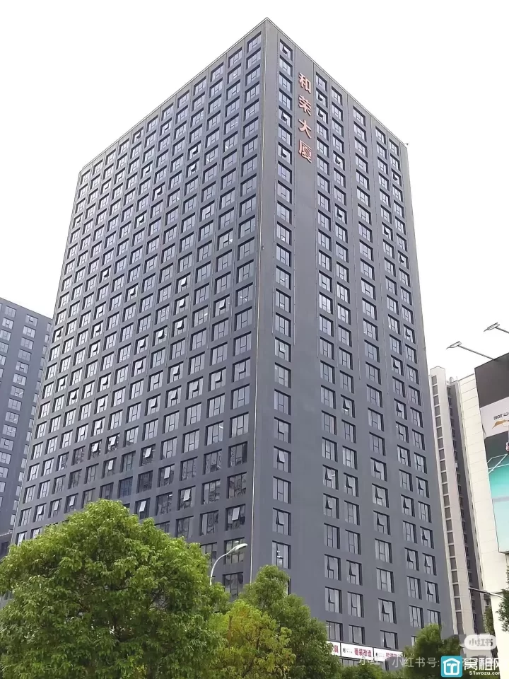 宁波和荣大厦97平方，单价1.57元/平方，年租金55586元，朝南，户型方正，全新大通间装修。